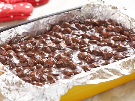 Лесен шоколадов десерт фъдж с маршмелоу, кондензирано мляко и фъстъци без печене - снимка на рецептата